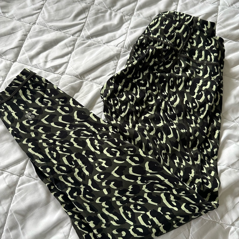 Sweaty Betty Black and green leggings with Bold Pattern